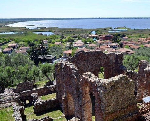 vista dall'alto delle rovine romane e del Lago di Massaciuccoli