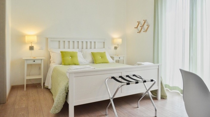vista della camera matrimoniale al primo piano del Petit Hotel a Lido di Camaiore