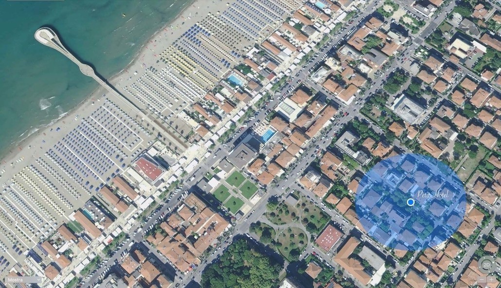 vista aerea del Petit Hotel e di Lido di Camaiore con il pontile e gli stabilimenti balneari