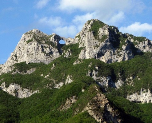 un vista del monte forato e dell'arco naturale di roccia