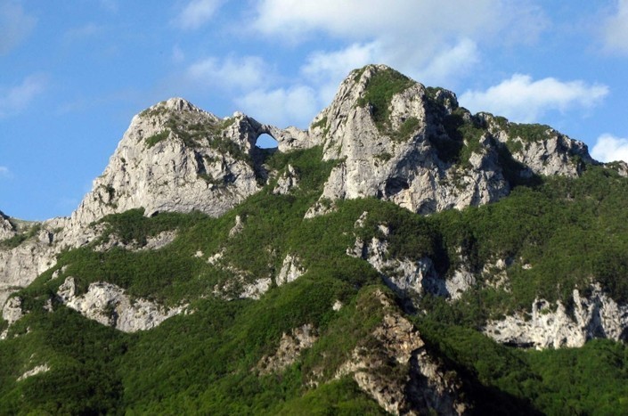 un vista del monte forato e dell'arco naturale di roccia