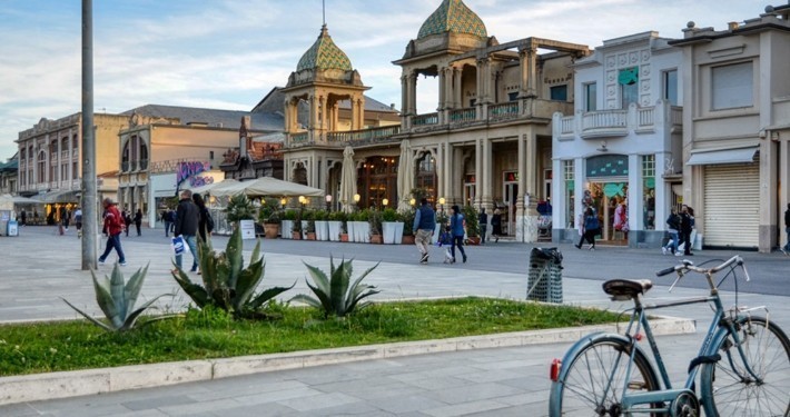 Jugendstilarchitektur und traditionelle Fischerboote im Hafen von Viareggio an der toskanischen Küste