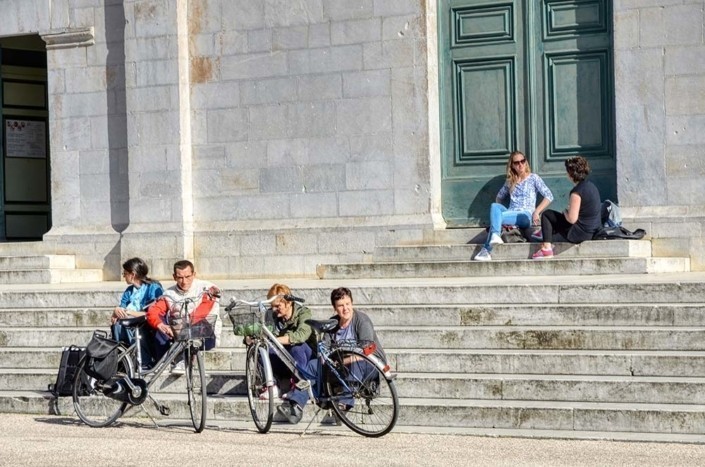 persone sedute sui gradini del Duomo a Pietrasanta