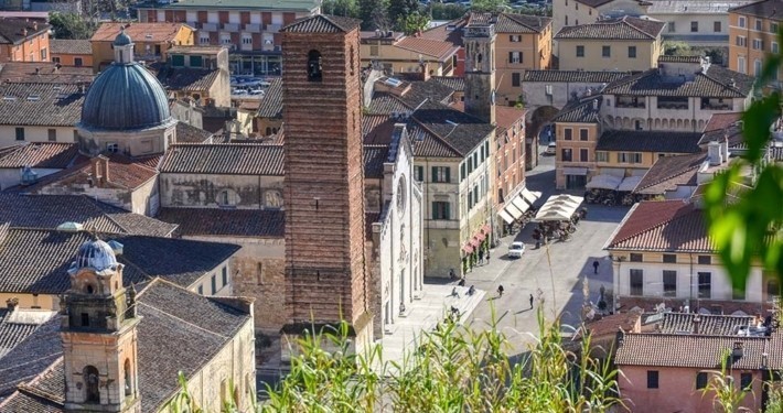 Tag 2: Zeitgenössische Skulpturen im Freien in der Altstadt von Pietrasanta an der toskanischen Küste