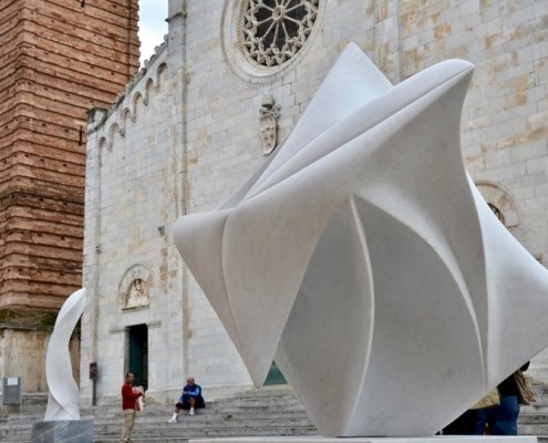 installazioni artistiche e sculture in marmo sulla piazza a Pietrasanta