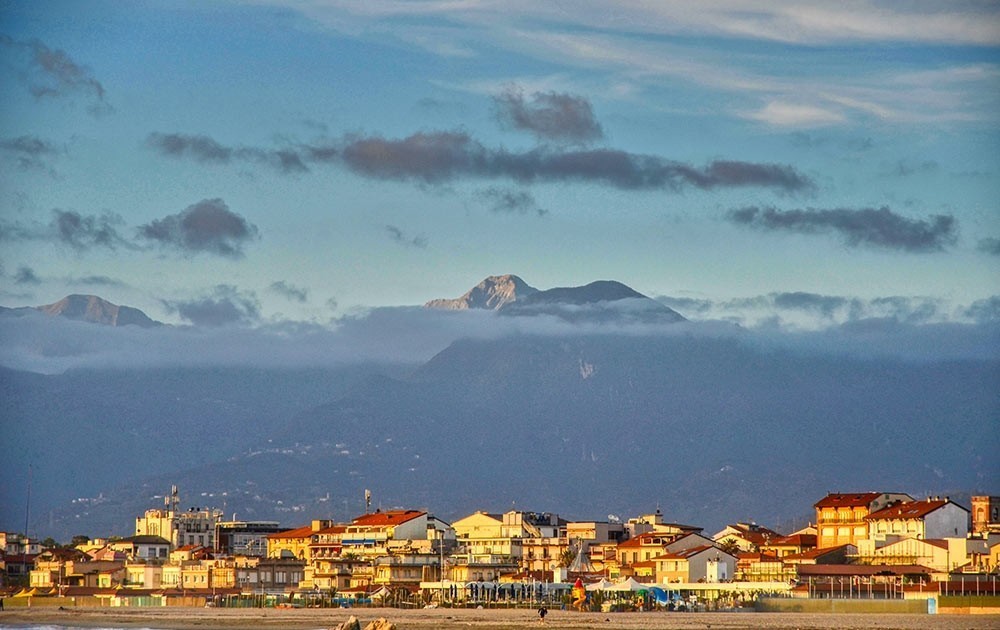 A gentle ride along the coastal cycle path connecting Lido di Camaiore to Viareggio Day 1 of the Versilia itinerary: bike ride to Viareggio