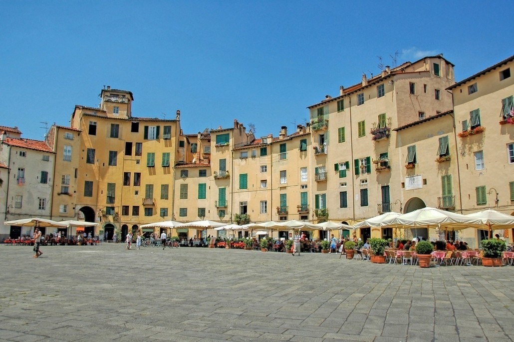 piazza dell'anfiteatro a Lucca