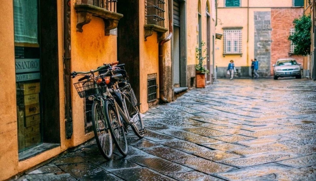 unoi scorcio di Lucca con le biciclette