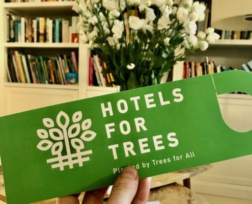 il segnaporta del Petit Hotel in collaborazione con Hotels for Trees