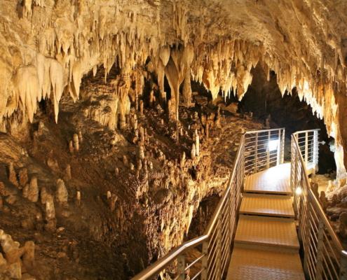 la passerella all'interno delle grotte dell'Antro del Corchia, un percorso turistico da scoprire