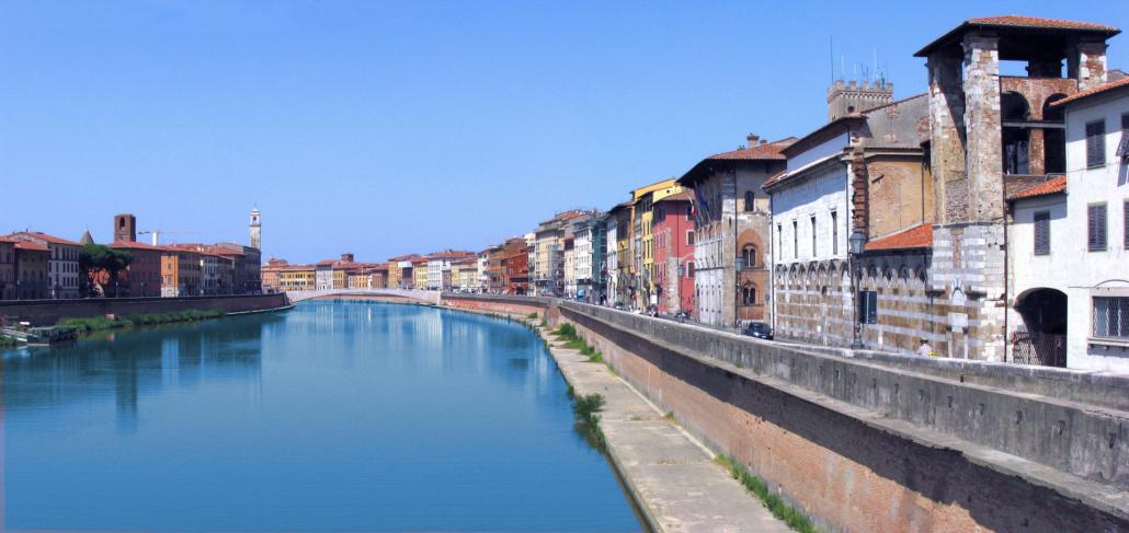 una vista del lungarno a Pisa