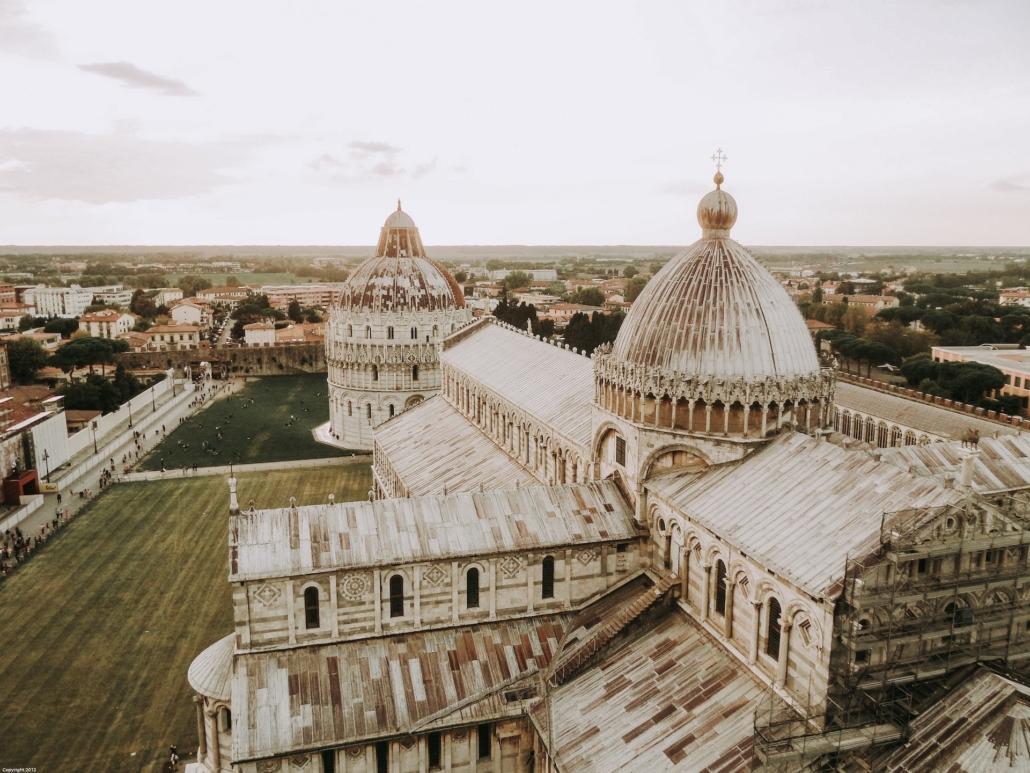 una vista dall'alto della torre di Piazza dei Miracoli a Pisa