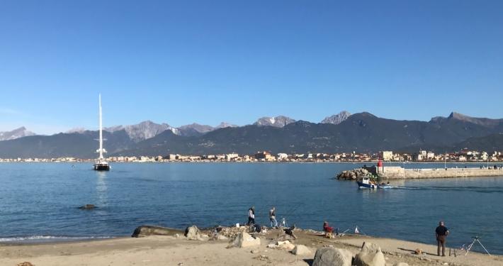 Passeggiata dal Pontile di Lido di Camaiore verso il Molo di Viareggio