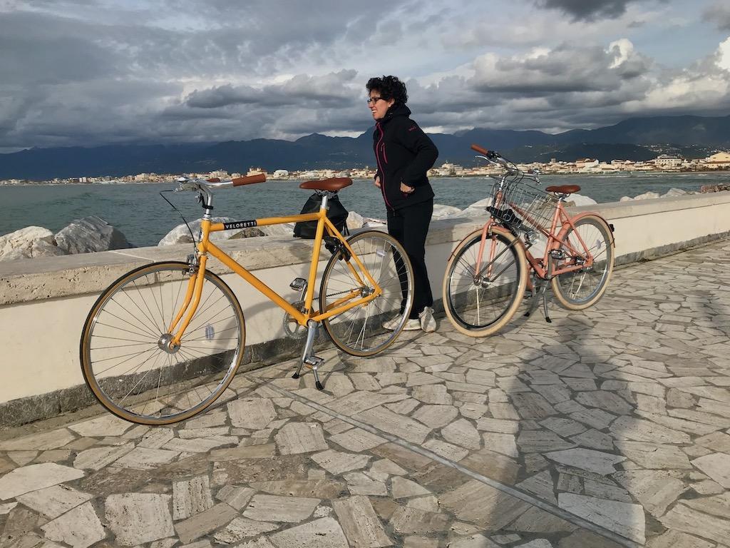 Eine gemütliche Fahrt auf dem Küstenradweg, der Lido di Camaiore mit Viareggio verbindet Tag 1 der Versilia-Route: Radtour nach Viareggio