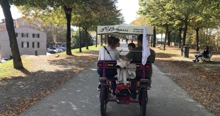Radfahren auf den historischen Renaissance-Stadtmauern von Lucca – ein einfacher Tagesausflug mit dem Zug von der toskanischen Küste aus