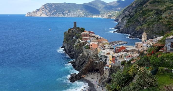 Atemberaubender Blick auf die Dörfer der Cinque Terre – ein perfekter Tagesausflug mit dem Zug von unserem Boutique-Hotel an der toskanischen Küste aus