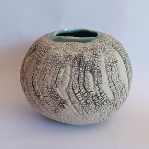 Silvia Chiti nel suo atelier a Camaiore Ritratto di Silvia Chiti sorridente nel suo atelier di ceramica a Camaiore
