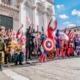 Gruppo di cosplayer in costumi colorati che celebrano lo spirito di community al Lucca Comics & Games