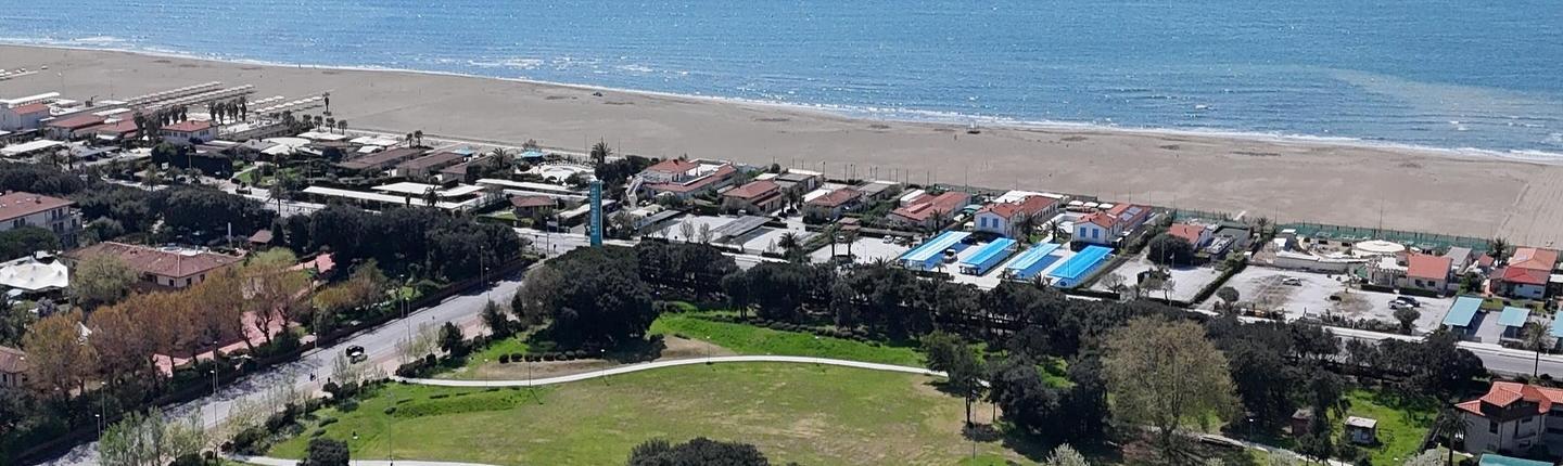 Parco Bussoladomani Versilia horse show a due passi dal Petit Hotel il Parco Bussoladomani con il mare sullo sfondo