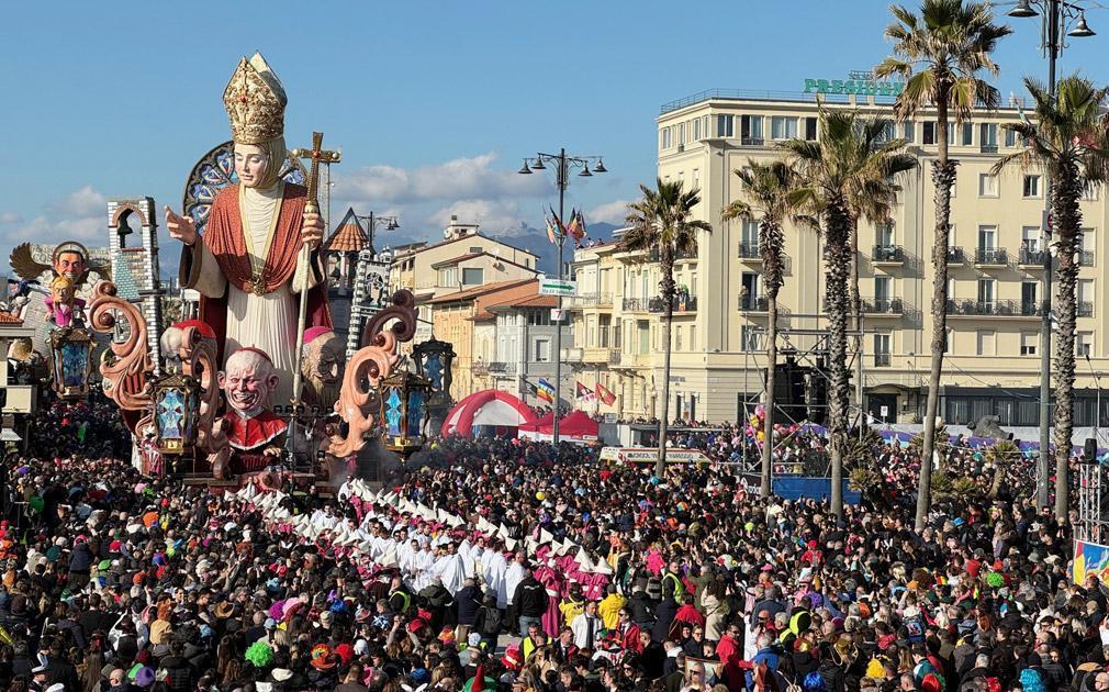 La maestosa ed enigmatica figura della Papessa su un carro allegorico in cartapesta al Carnevale di Viareggio