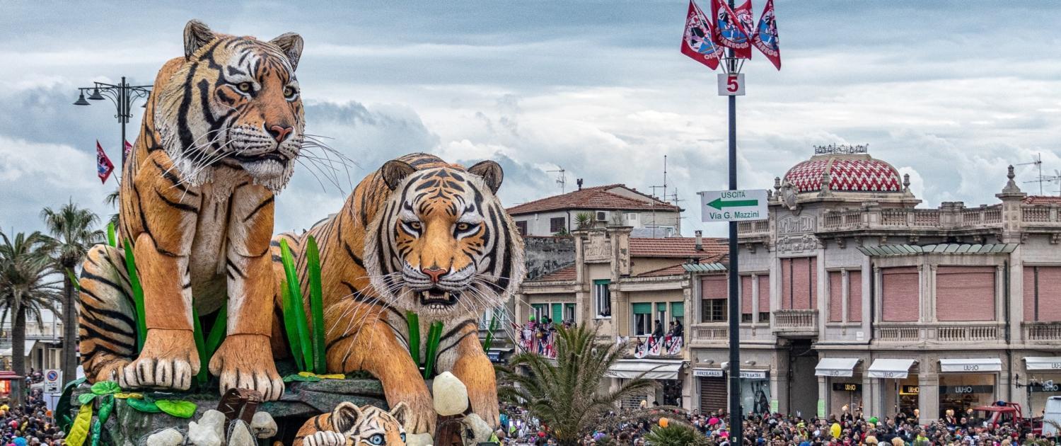 Dettaglio di un imponente carro allegorico con grandi tigri di cartapesta al Carnevale di Viareggio