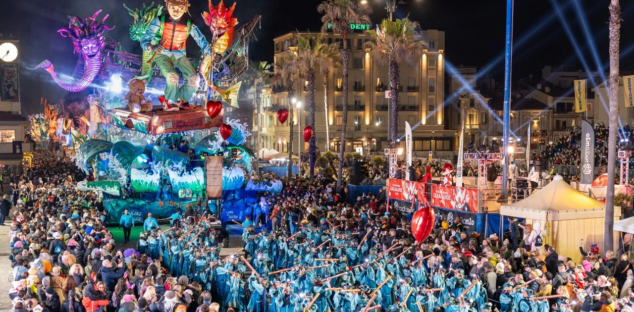 Suggestiva sfilata notturna con i carri allegorici illuminati lungo i Viali a Mare per il Carnevale di Viareggio
