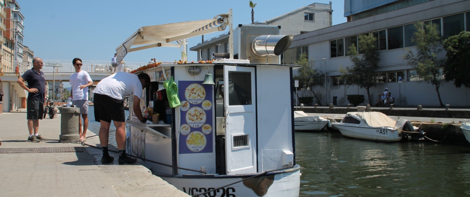 la barchina del fritto al molo di viareggio