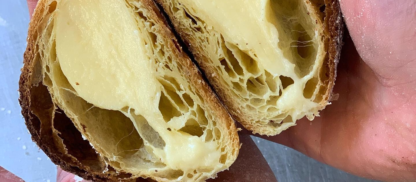 la "bomba" ripiena di crema della pasticceria La Fauzia di Viareggio