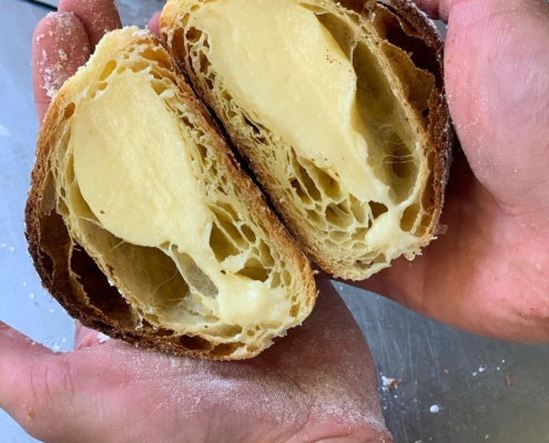 la "bomba" ripiena di crema della pasticceria La Fauzia di Viareggio