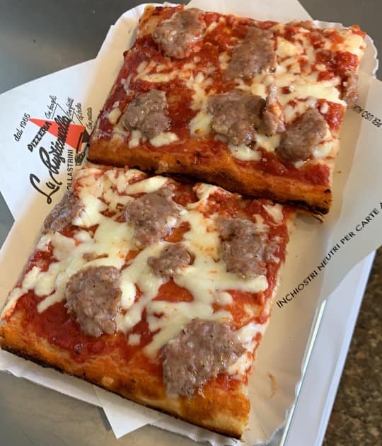 trancio di pizza della Pizzeria La Rusticanella: Il rito della pizza a taglio