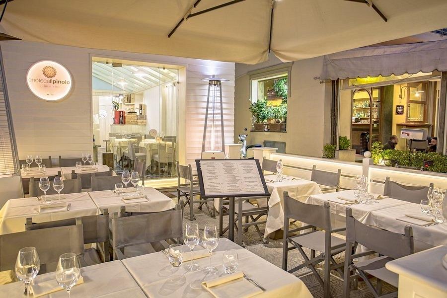 Aperitivo con tagliere a Il Pinolo, Lido di Camaiore Il locale Il Pinolo animato durante l’aperitivo serale a Lido di Camaiore