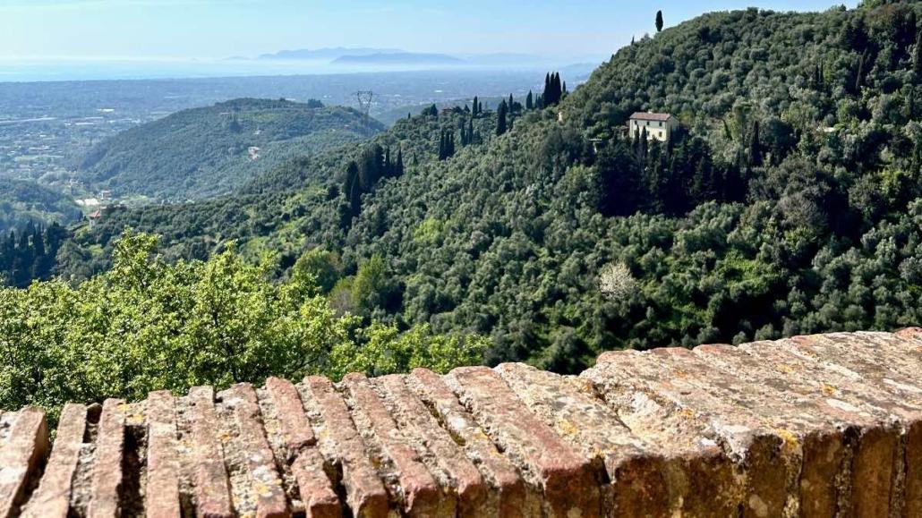 Blick von Santa Lucia di Camaiore auf die Versilia-Küste Tag 7 der Route: Panoramablick von den Hügeln über Camaiore