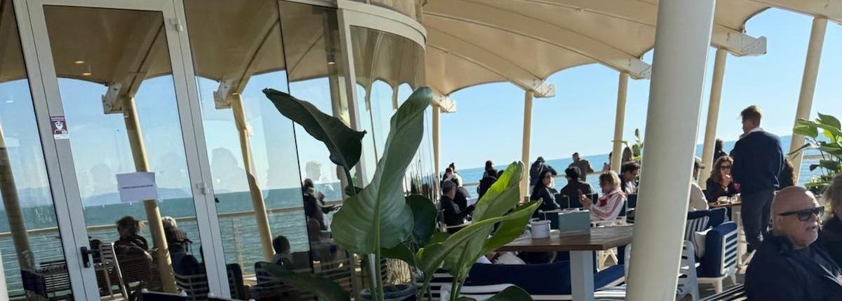 Sul pontile a Lido di Camaiore: La Grand Bleu Caffè Bistrot