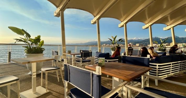 A gentle ride along the coastal cycle path connecting Lido di Camaiore to Viareggio Day 1 of the Versilia itinerary: bike ride to Viareggio