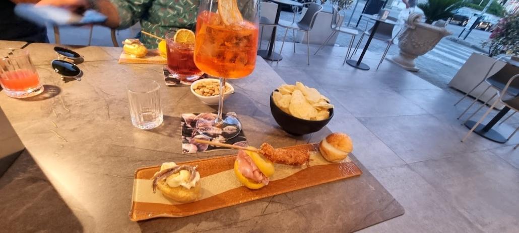 Aperitivo al Caffè Cattan a Lido di Camaiore Tavolo apparecchiato per l’aperitivo al Caffè Cattan, Lido di Camaiore