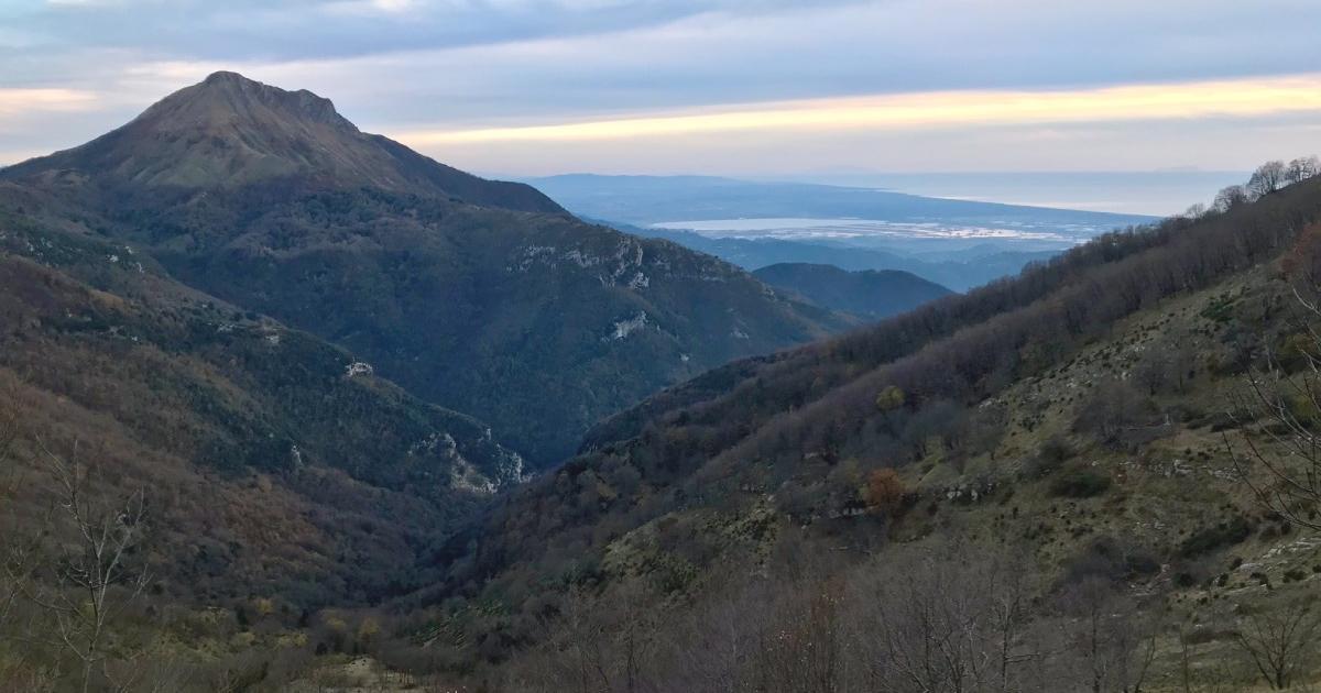 Panoramablick auf die Küste der Versilia vom Gipfel des Monte Matanna in der Toskana