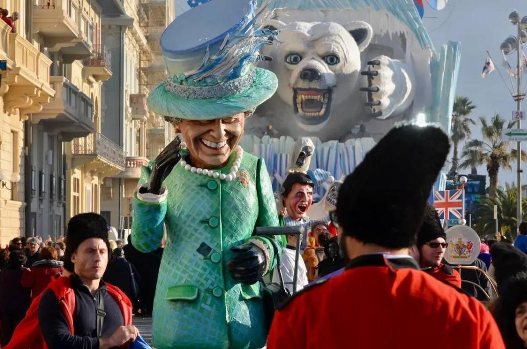 Carro allegorico a tema satirico durante una sfilata del Carnevale di Viareggio