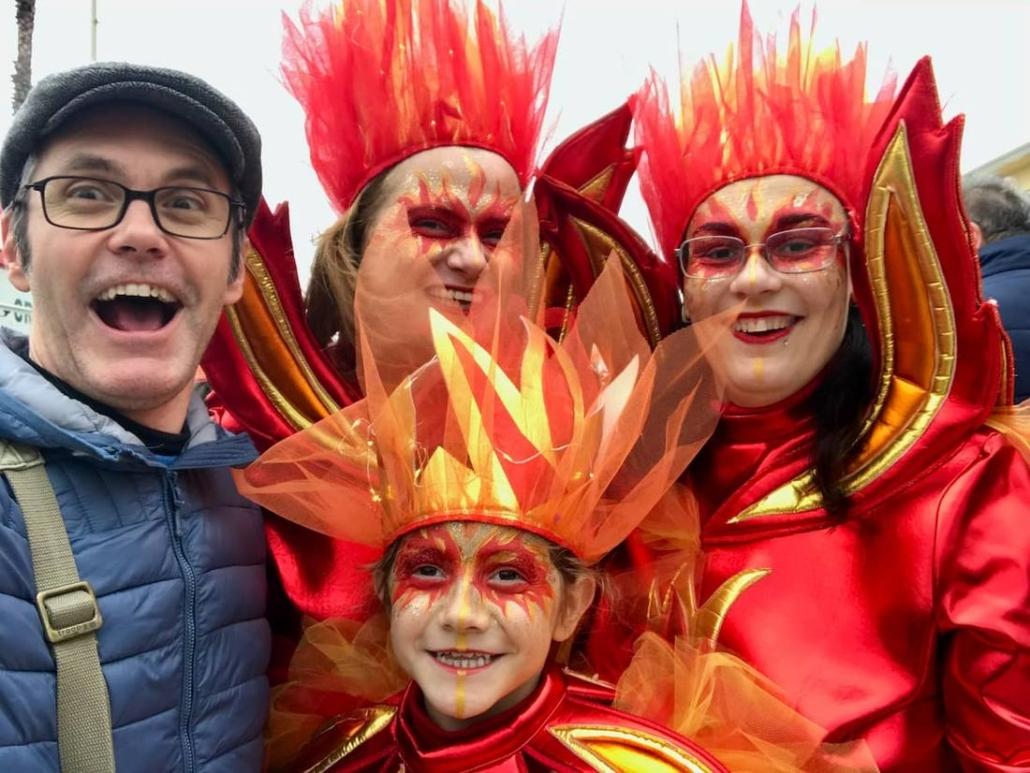 Selfie con maschere a tema fuoco durante il Carnevale di Viareggio