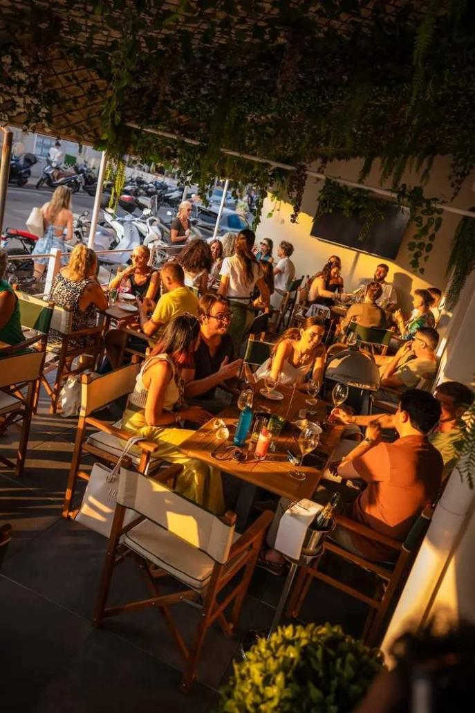 Aperitivo in terrazza da Milà a Lido di Camaiore Tavoli affollati in terrazza durante l’aperitivo serale da Milà, Lido di Camaiore